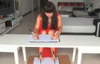 Donna scrive usando mani e piedi