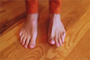 Camminare scalzi in casa: barefooting
