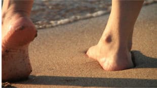 Gimnopodismo, camminare scalzi in spiaggia
