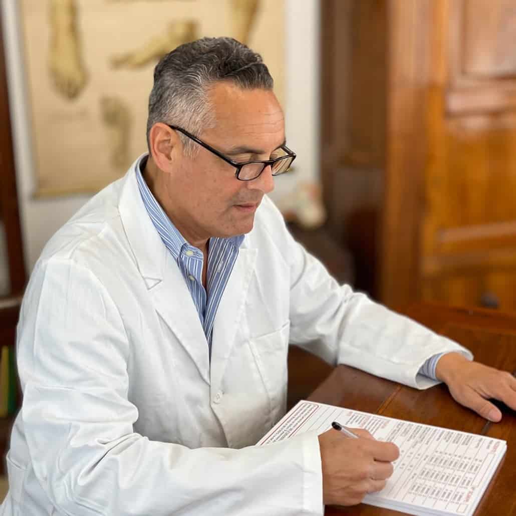 Specialista che confronta i dati baropodometrici con la valutazione clinico-funzionale
